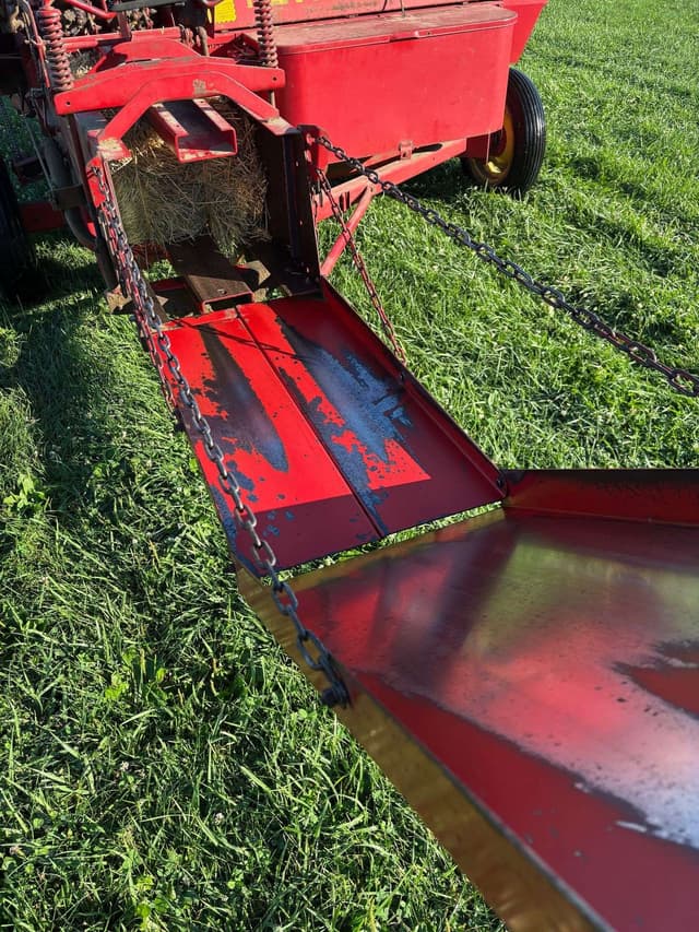 Image of New Holland Hayliner 273 equipment image 3