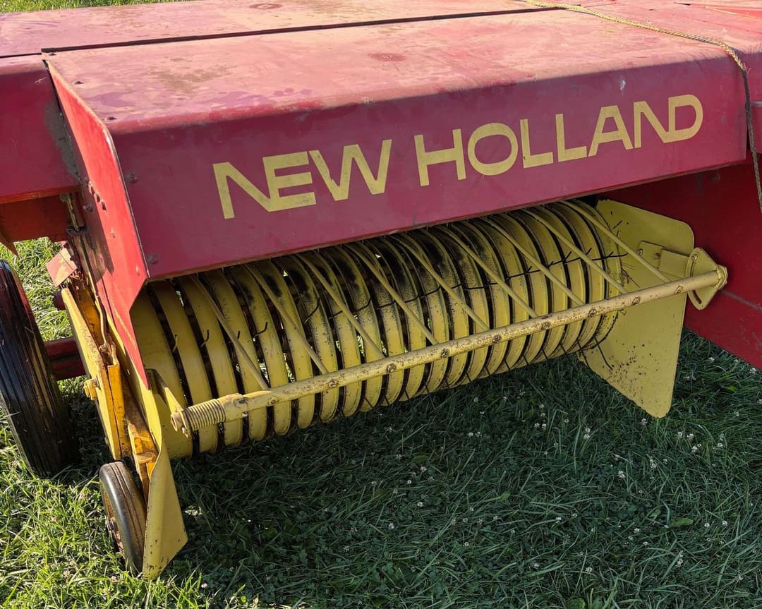 Image of New Holland Hayliner 273 Primary image