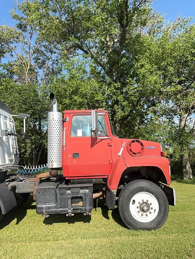 Image of Ford L9000 equipment image 4