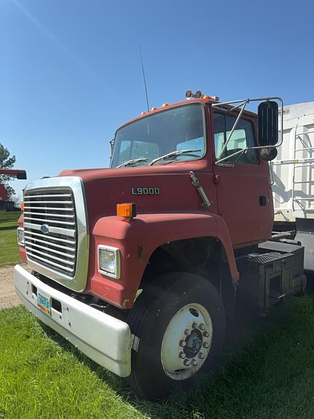 Image of Ford L9000 equipment image 3