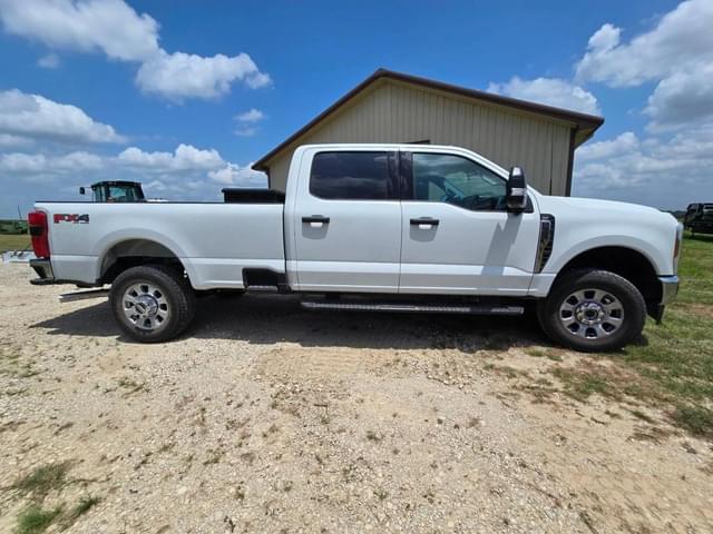 Image of Ford F-350 equipment image 3