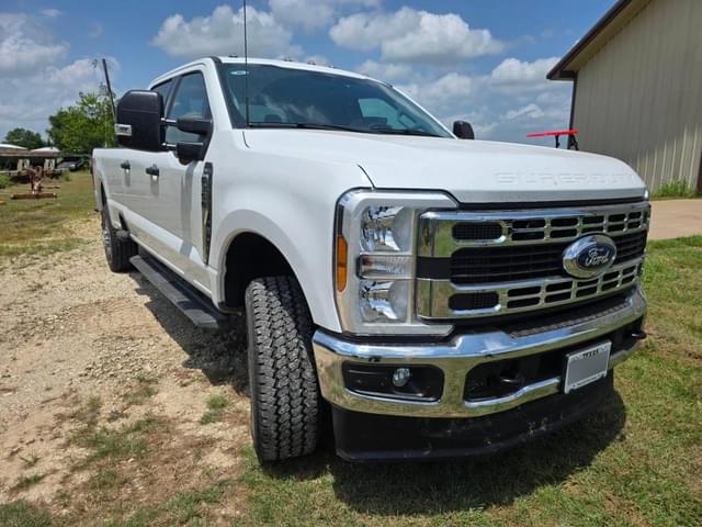 Image of Ford F-350 equipment image 2