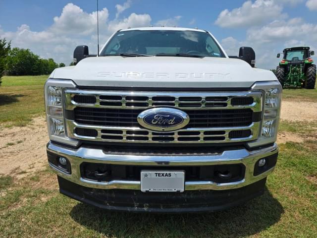 Image of Ford F-350 equipment image 1