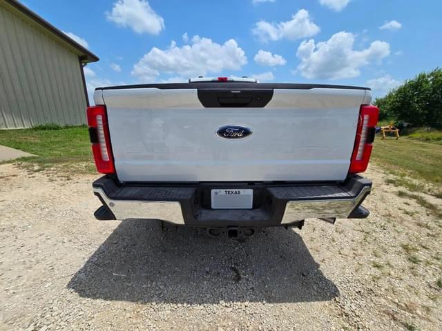Image of Ford F-350 equipment image 4