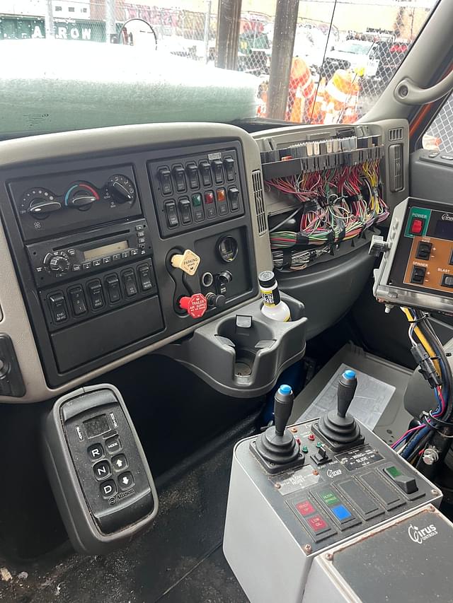 Image of International 7400 equipment image 3