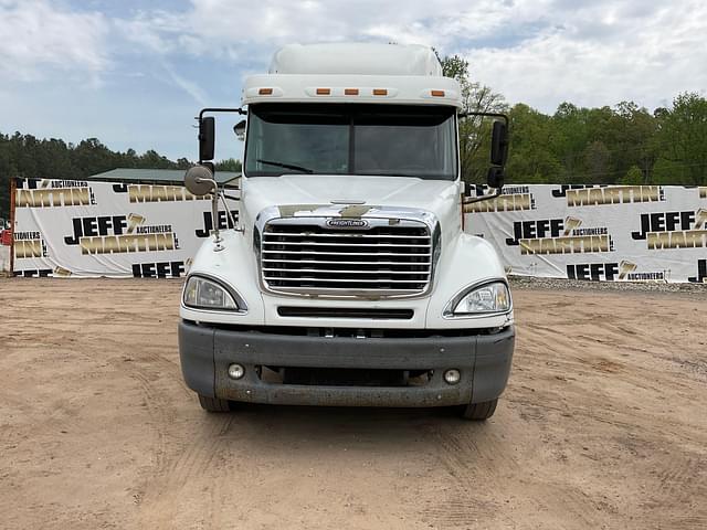 Image of Freightliner Columbia equipment image 1