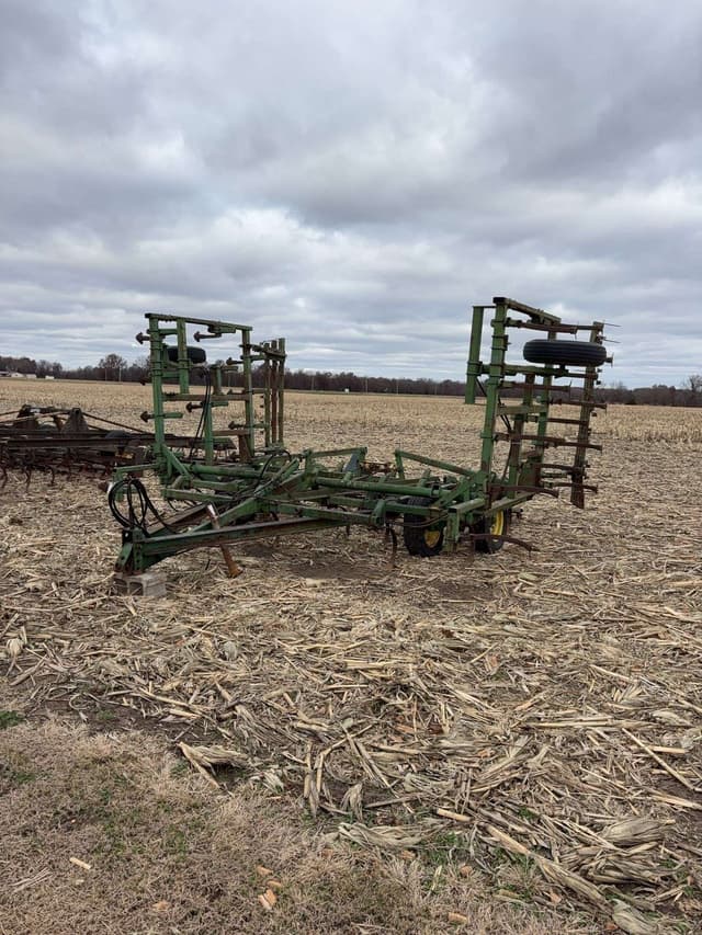 Image of John Deere 1000 equipment image 1