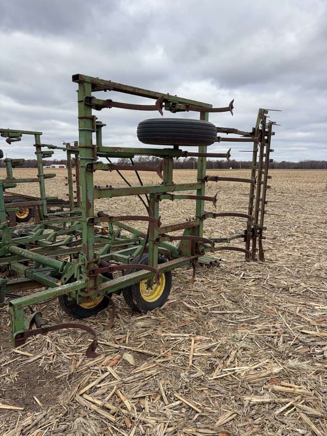 Image of John Deere 1000 equipment image 4