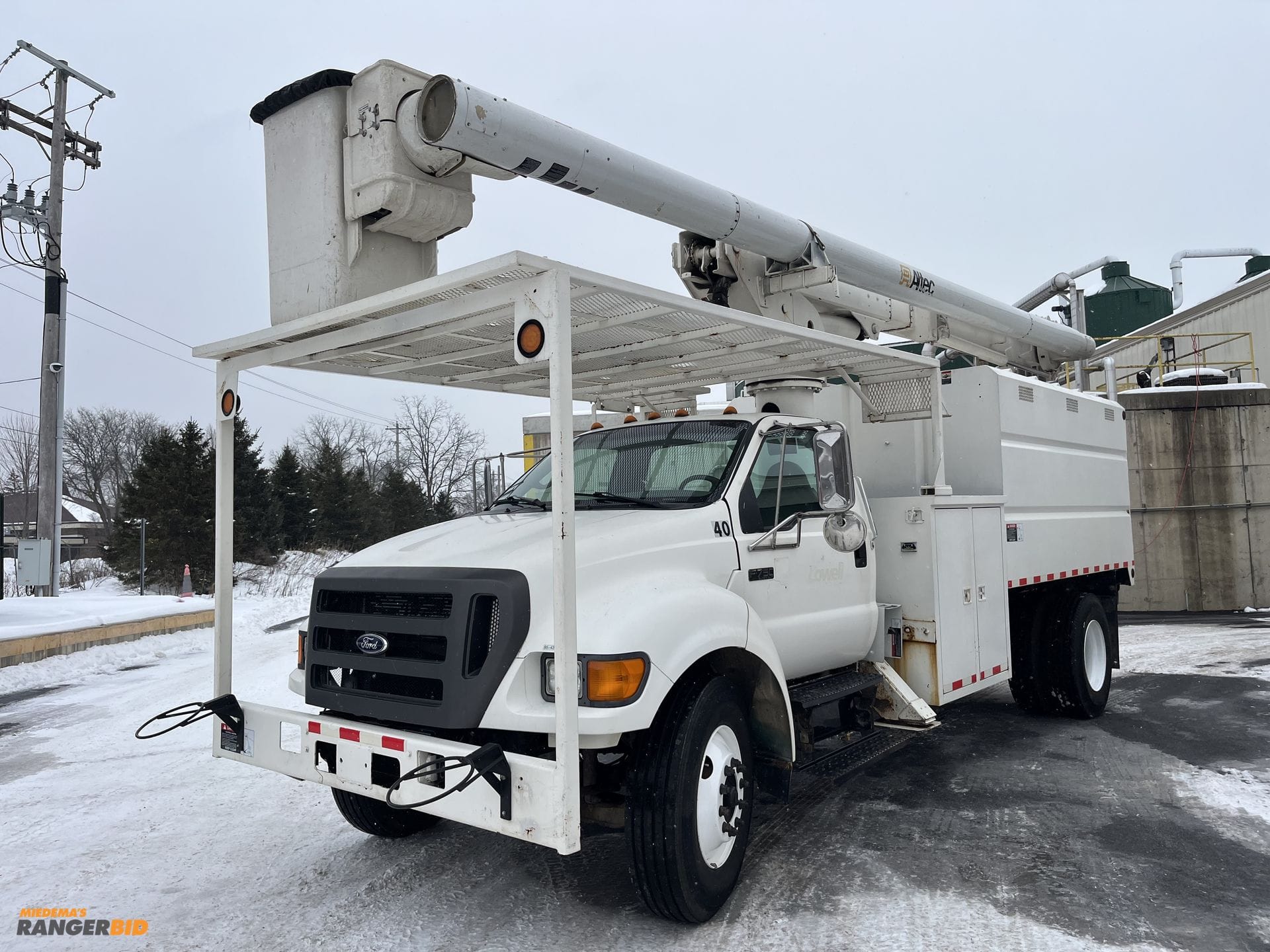 2005 Ford F-750 Equipment Image0