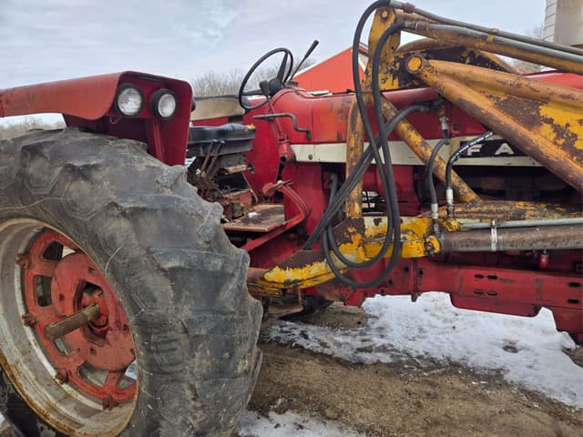 Image of Farmall 656 equipment image 3