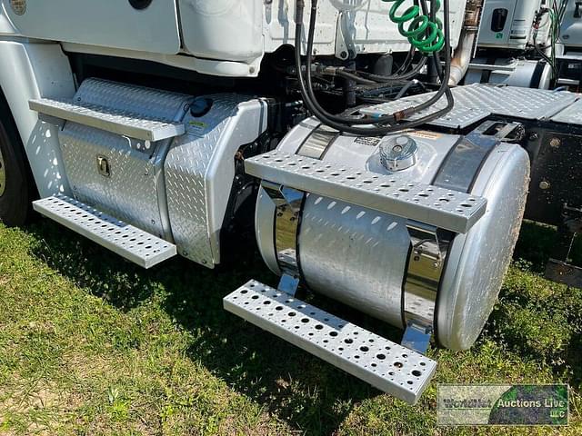 Thumbnail image Freightliner Cascadia 125 21
