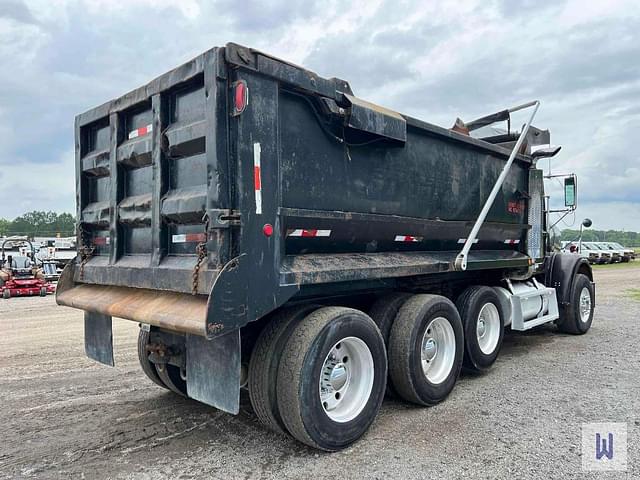 Image of Freightliner FLD120SD equipment image 4