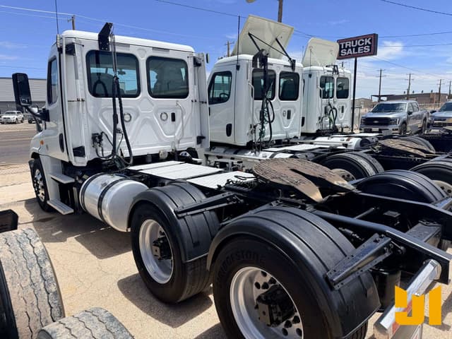 Image of Freightliner CA125DC equipment image 2