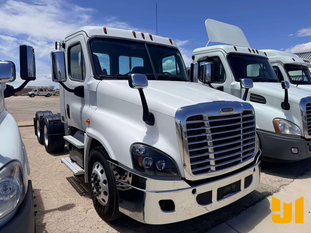 Image of Freightliner CA125DC Primary image