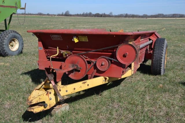 Image of New Holland 520 equipment image 4