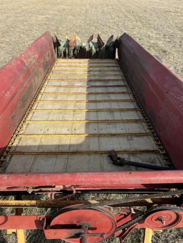 Image of New Holland 520 equipment image 3