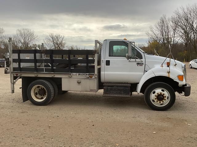 Image of Ford F-750 equipment image 3