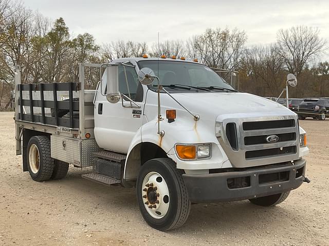 Image of Ford F-750 equipment image 2