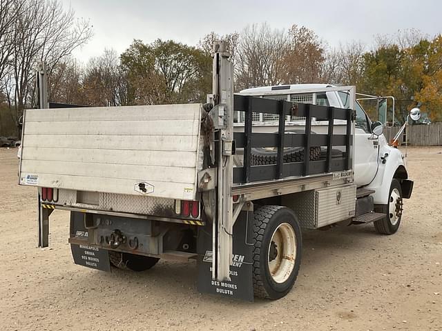 Image of Ford F-750 equipment image 4