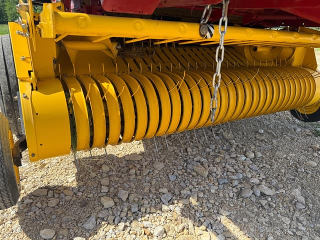 Image of New Holland BR7070 equipment image 2