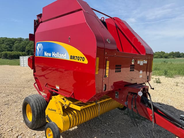 Image of New Holland BR7070 equipment image 1