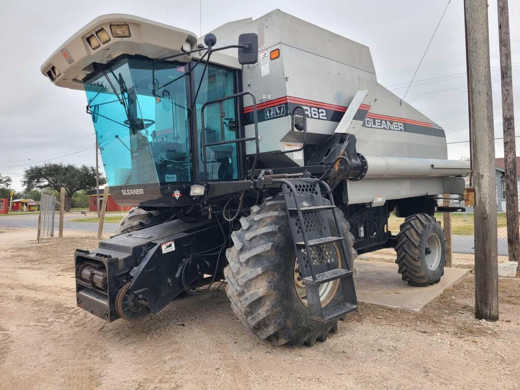 Main image Gleaner R62