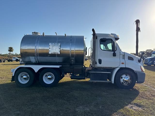 Image of Freightliner Cascadia equipment image 3