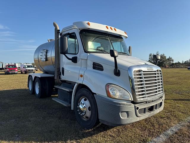 Image of Freightliner Cascadia equipment image 2