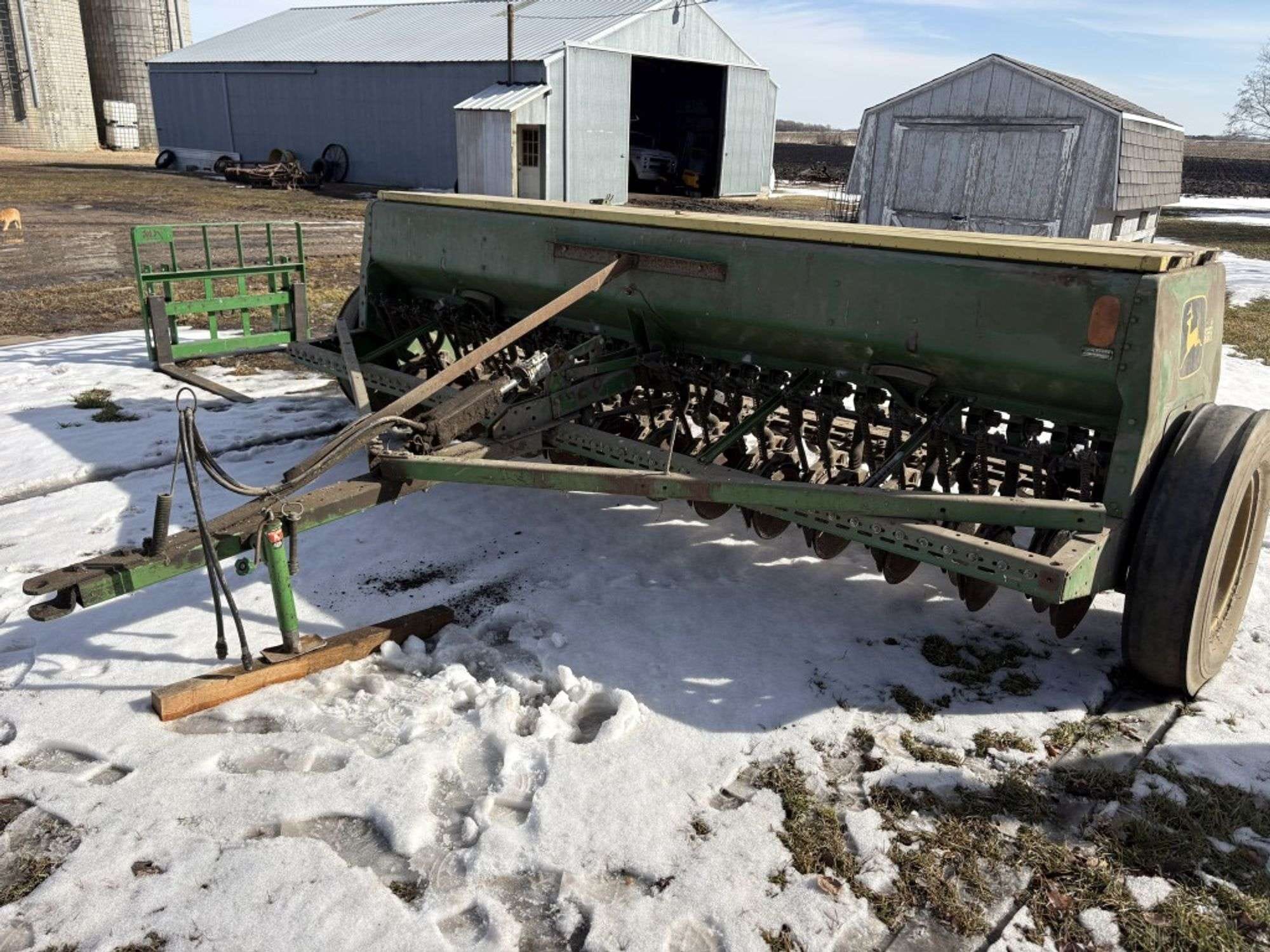 John Deere 8300 Equipment Image0