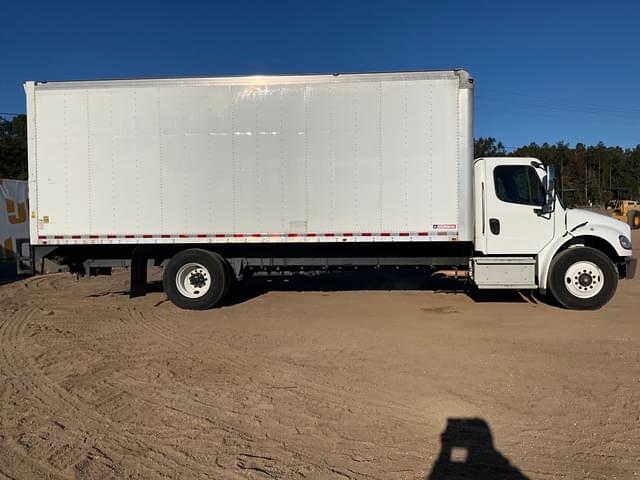 Image of Freightliner M2 equipment image 3