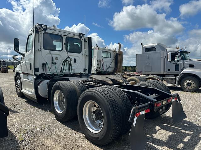 Image of Freightliner Cascadia equipment image 3
