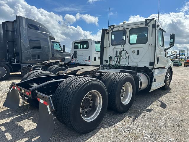 Image of Freightliner Cascadia equipment image 2