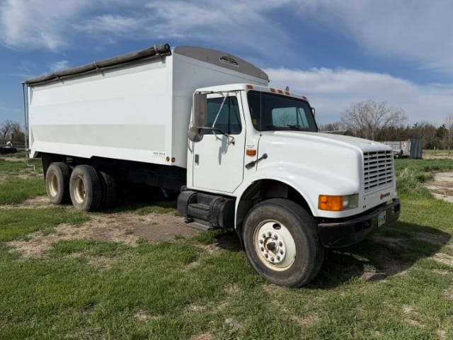 1991 International 4900 Equipment Image0