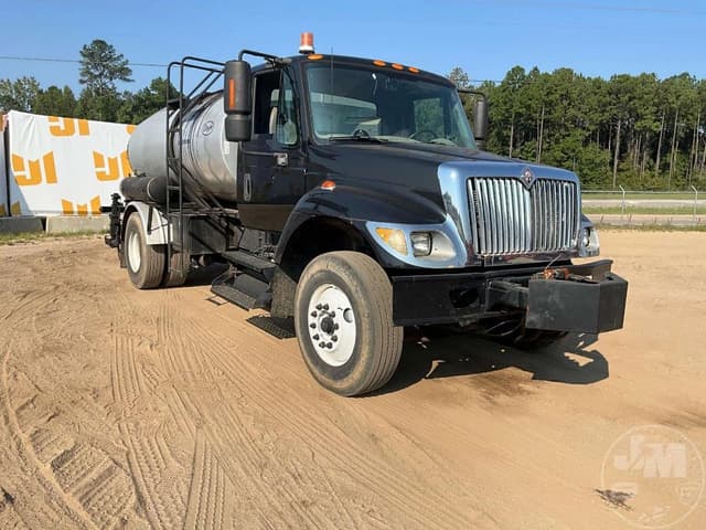 Image of International 7300 equipment image 2