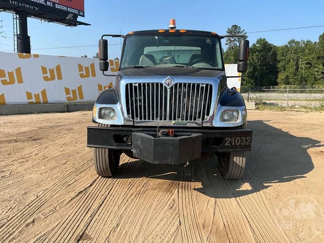 Image of International 7300 equipment image 1