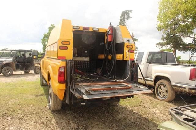 Image of Ford F-350 equipment image 3