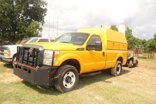 Image of Ford F-350 equipment image 2