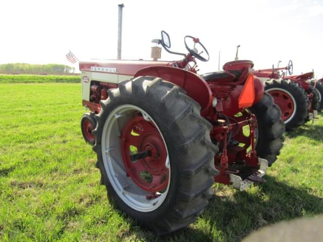 Image of Farmall 460 equipment image 3