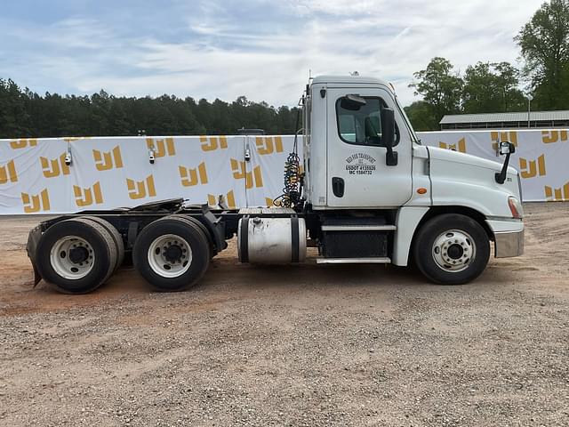 Image of Freightliner Cascadia equipment image 3