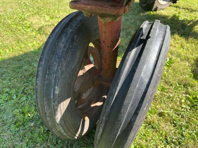 Image of Farmall B equipment image 4