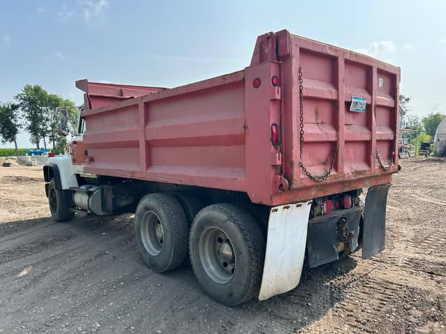 Image of Ford L8000 equipment image 3