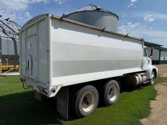 Image of International 8200 equipment image 3