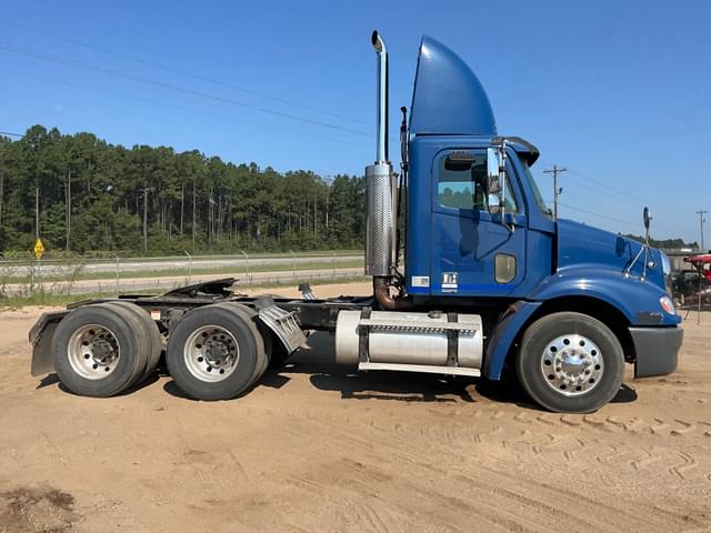Image of Freightliner Columbia equipment image 3