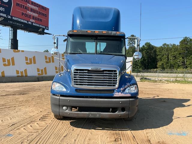 Image of Freightliner Columbia equipment image 1