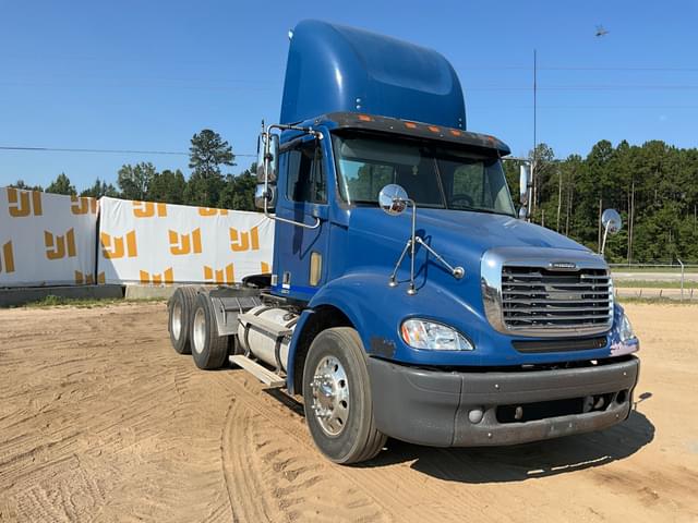 Image of Freightliner Columbia equipment image 2