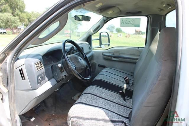 Image of Ford F-550 equipment image 4