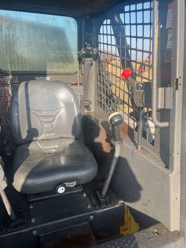 Image of New Holland L185 equipment image 3