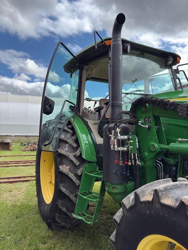 Image of John Deere 6105E equipment image 4
