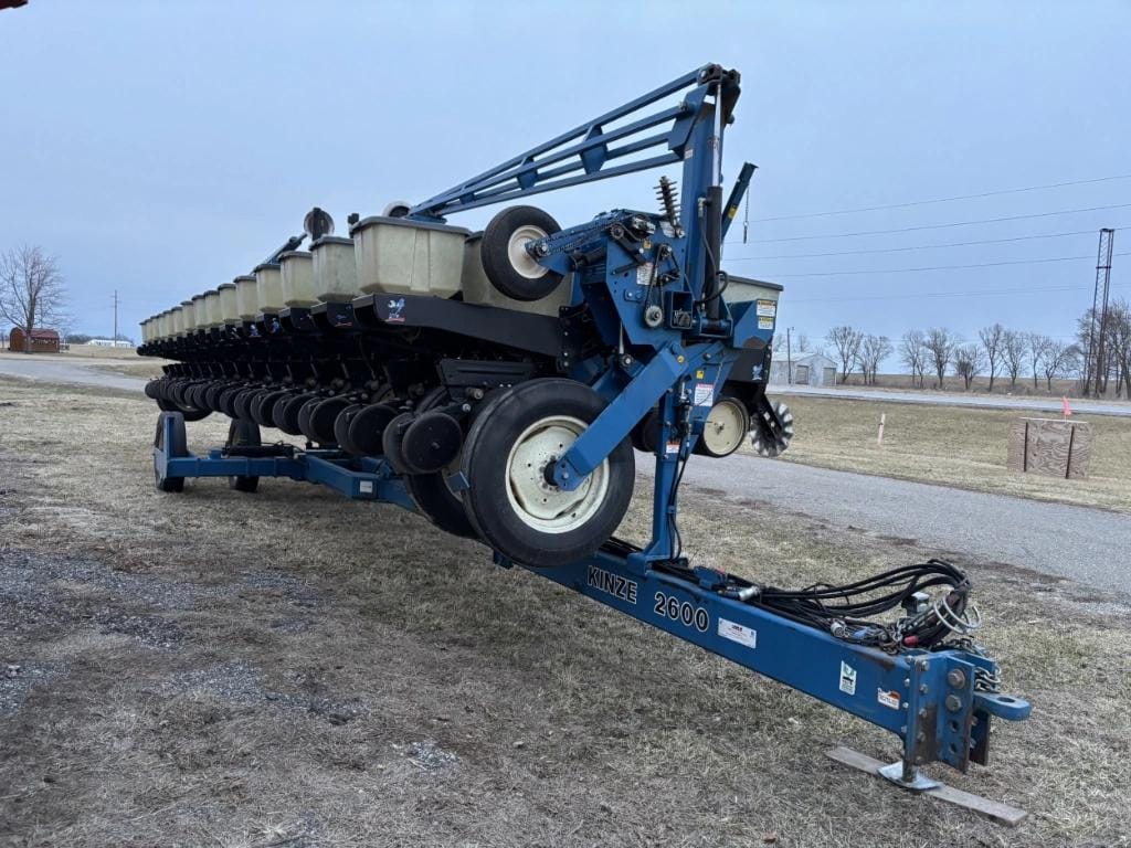Kinze 2600 Equipment Image0