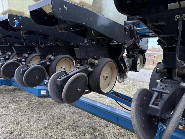 Image of Kinze 2600 equipment image 2